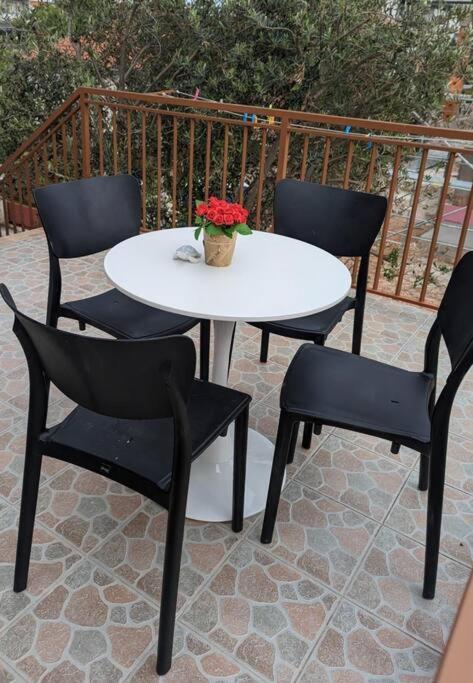 סרימה Zeezicht Appartement 50M From Beach מראה חיצוני תמונה