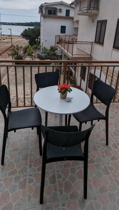 סרימה Zeezicht Appartement 50M From Beach מראה חיצוני תמונה